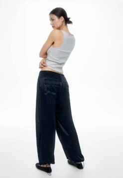 PULL & BEAR Satin Parachute - Broek - Mottled Black 10 PULL & BEAR Satin Parachute - Broek - Mottled Black -Dames Kledings Winkel 01f9e05b2aca4c0aabb6b44b6bfa31fd