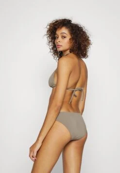 Bruno Banani Triangle Set - Bikini - Stone 11 Bruno Banani Triangle Set - Bikini - Stone -Dames Kledings Winkel 045f472a6ef24724a24e706526954544