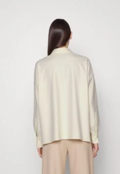 DRYKORN Cloelia - Blouse -Off White 10 DRYKORN Cloelia - Blouse -Off White -Dames Kledings Winkel 23ee9472617d49628c5444c8c3eeef90