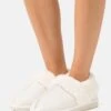 Pier One Pantoffels - White 2 Pier One Pantoffels - White -Dames Kledings Winkel 2864e4084ba44a1bb33b5dc19bf72cc8