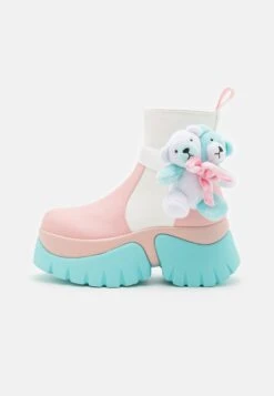 KOI FOOTWEAR Melanie Martinez Sweet Teddy Bear Platform Boots - Korte Laarzen - Blue/Pink/White 9 KOI FOOTWEAR Melanie Martinez Sweet Teddy Bear Platform Boots - Korte Laarzen - Blue/Pink/White -Dames Kledings Winkel 327576a8c73f49029ef0ebc06c504cba