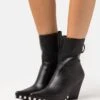 Jeffrey Campbell Walton - Cowboy-/Bikerlaarsjes - Black 2 Jeffrey Campbell Walton - Cowboy-/Bikerlaarsjes - Black -Dames Kledings Winkel 36e78ae26c21407883492f38ed69406f