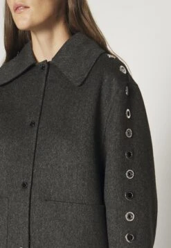 Sandro Oversize Double Face Coat With Eyelet - Halflange Jas - Gris Foncé 15 Sandro Oversize Double Face Coat With Eyelet - Halflange Jas - Gris Foncé -Dames Kledings Winkel 4979a1a26384441081c4615dce6089ac
