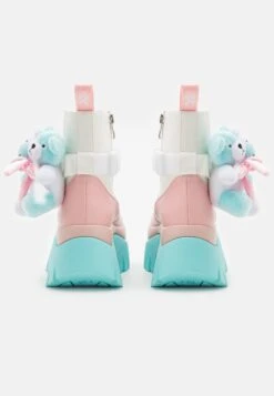 KOI FOOTWEAR Melanie Martinez Sweet Teddy Bear Platform Boots - Korte Laarzen - Blue/Pink/White 11 KOI FOOTWEAR Melanie Martinez Sweet Teddy Bear Platform Boots - Korte Laarzen - Blue/Pink/White -Dames Kledings Winkel 4b80000437fe49128bbe5fd8d98b6074
