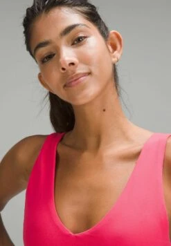 Lululemon Align™ V-Neck A/B - Sport-Bh Met Medium Support - Lip Gloss 9 Lululemon Align™ V-Neck A/B - Sport-Bh Met Medium Support - Lip Gloss -Dames Kledings Winkel 6514460c34c24f978f8ec5b00e4e1adc