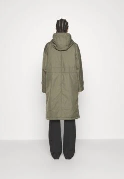 Marc O'Polo Coat Long Padded Fixed Hood Zipper Drawstring Waist - Parka - Olive Crop -Dames Kledings Winkel 6891794f3bf4452a9d6a61ad7079317f