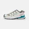 Salomon Xa Pro 3D V9 - Trail Hardloopschoenen - Gull/White/Bleached Aqua 1 Salomon Xa Pro 3D V9 - Trail Hardloopschoenen - Gull/White/Bleached Aqua -Dames Kledings Winkel 6bc25134299543bab0ecf0802b81f57f