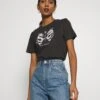 Even&Odd Hattie Mirrored Dragons Tee - T-Shirt Print - 801 - Anthracite 1 Even&Odd Hattie Mirrored Dragons Tee - T-Shirt Print - 801 - Anthracite -Dames Kledings Winkel 84adf9f2e6704871a4de83595ee1e3ff