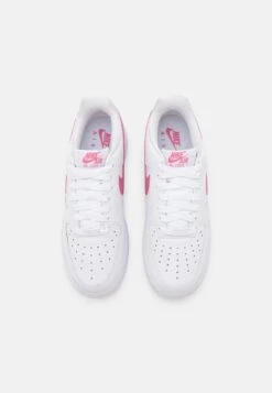 Nike Sportswear W Air Force 1 07 Ess Trnd - Sneakers Laag - White/Desert Berry -Dames Kledings Winkel 87301f0977bd4de993421f7daecdfbff