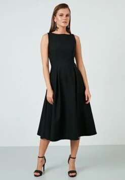 LELA Crew Neck Pleated Midi - Cocktailjurk - Black