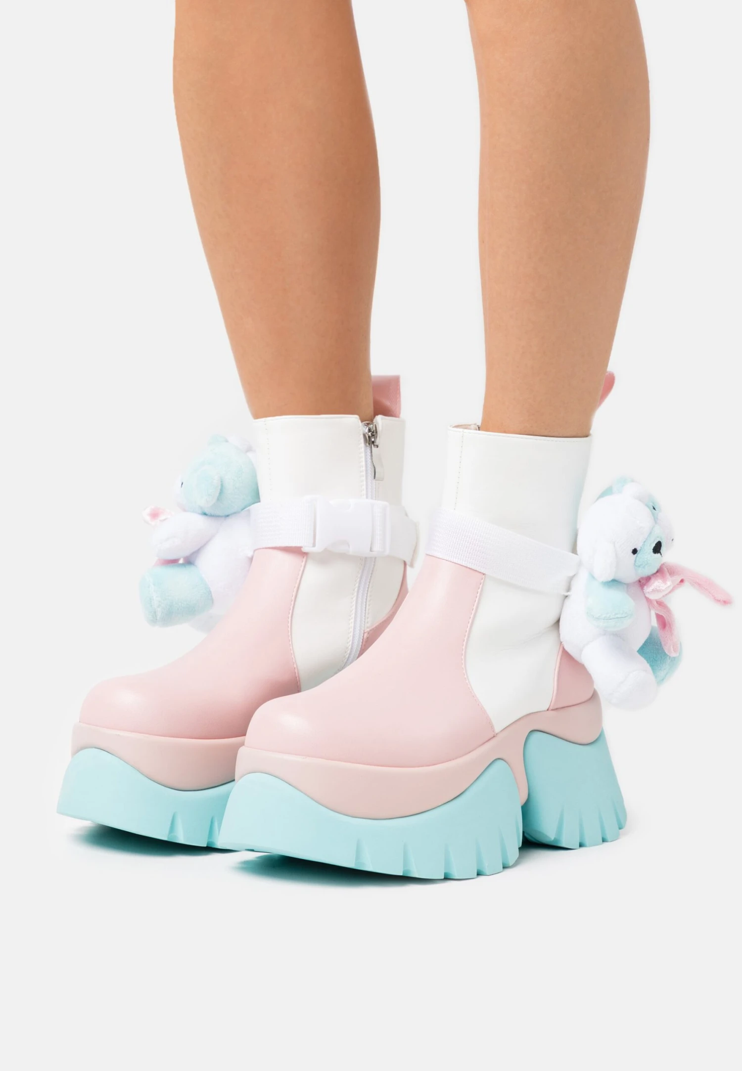 KOI FOOTWEAR Melanie Martinez Sweet Teddy Bear Platform Boots - Korte Laarzen - Blue/Pink/White 3 KOI FOOTWEAR Melanie Martinez Sweet Teddy Bear Platform Boots - Korte Laarzen - Blue/Pink/White