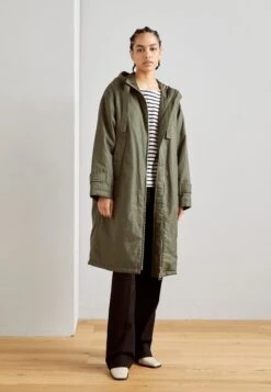 Marc O'Polo Coat Long Padded Fixed Hood Zipper Drawstring Waist - Parka - Olive Crop -Dames Kledings Winkel b68bc2976e10466887511b84a6f2f820