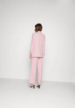MARC CAIN Blazer - Soft Powder Pink 12 MARC CAIN Blazer - Soft Powder Pink -Dames Kledings Winkel b6fba16f4afd41f2bb1dd9ba25aea48d