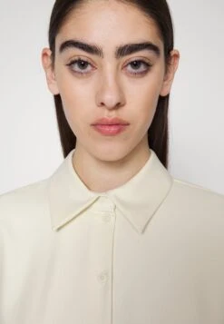 DRYKORN Cloelia - Blouse -Off White 11 DRYKORN Cloelia - Blouse -Off White -Dames Kledings Winkel bebbb1b52b314209b3098035ea56568d