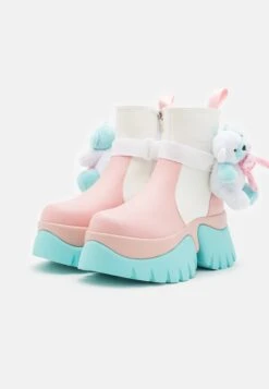 KOI FOOTWEAR Melanie Martinez Sweet Teddy Bear Platform Boots - Korte Laarzen - Blue/Pink/White 10 KOI FOOTWEAR Melanie Martinez Sweet Teddy Bear Platform Boots - Korte Laarzen - Blue/Pink/White -Dames Kledings Winkel c1a669c57b2b40fba289021b1425f5ac