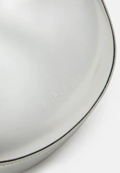 Furla Primavera Shoulder Bag - Handtas - Silver-Coloured 10 Furla Primavera Shoulder Bag - Handtas - Silver-Coloured -Dames Kledings Winkel c22ec9dcf4084528ae80e463aae4517d