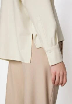 DRYKORN Cloelia - Blouse -Off White 13 DRYKORN Cloelia - Blouse -Off White -Dames Kledings Winkel c4bc0ca4918e496bb3b6ecbcc1751693