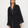 Anna Field Amanda Satin Dressing Gown - Badjas - Black 2 Anna Field Amanda Satin Dressing Gown - Badjas - Black -Dames Kledings Winkel c8514e45c9704a56b441d86f6c913dc1