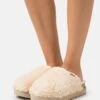 Ugg Fuzz Sugar - Pantoffels - Natural -Dames Kledings Winkel dacbaa059d464c96a98aeb961e3b81d7
